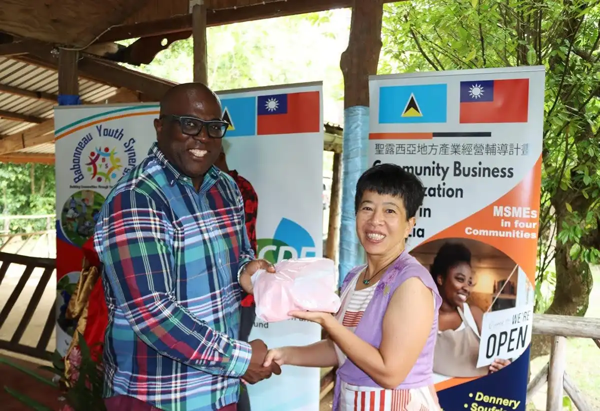 H.E. Nicole Su, Taiwan’s Ambassador to Saint Lucia, presents a Babonneau Cultural Ambassadors tee shirt to Hon. John Paul Estephane, Minister in the Ministry of Tourism, Commerce, Investment, Creative Industries, Culture and Heritage, and Parliamentary Representative for Babonneau.