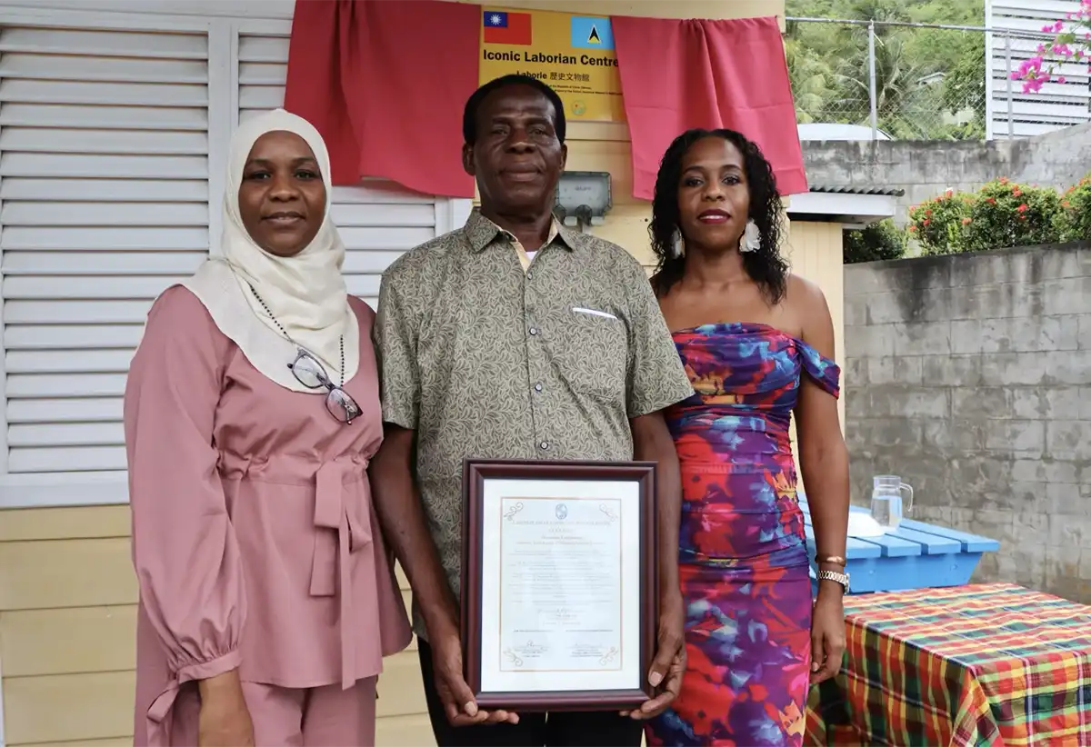 Mr. Desmond Collymore, journalist and former cricketer and firefighter, at centre, was one of the Iconic Laborians honoured at the ceremony.