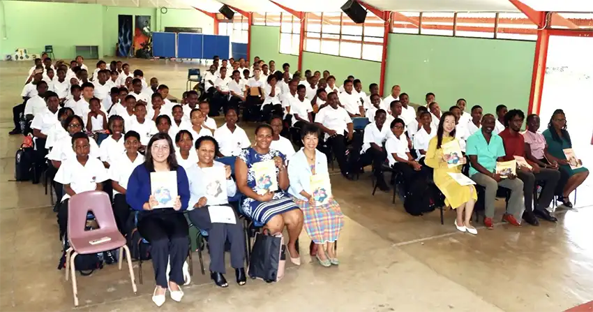 H.E. Nicole Su, Taiwan’s Ambassador to Saint Lucia, with Mr. Neal Fontenelle, Principal of St. Mary’s College, Mrs. Criscel Augustin, Modern Languages Curriculum Officer in the Ministry of Education, Youth Development, Sports and Digital Transformation, other officials of the Ministry of Education & Taiwanese Embassy and Form One students from St. Mary’s College. 