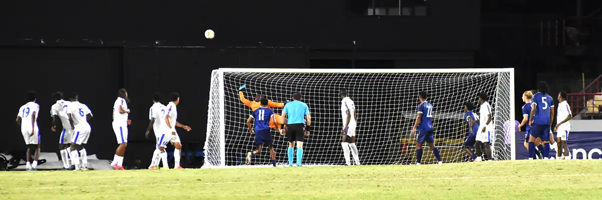 Vino Barclett making a save