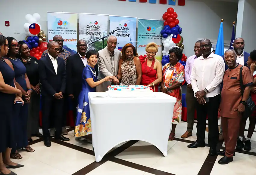 H.E. Nicole Su, Taiwan’s Ambassador, joins H.E. Felix Finisterre, Acting Governor-General, Alvina Reynolds, President of the Senate and other distinguished guests for the traditional cutting of the cake. (Photo credit: TTM)